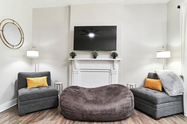 Building Photo - Fully Furnished 2BD Duplex in the Heart of downtown Indy!