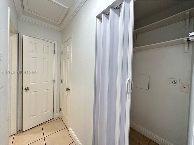 Building Photo - 2536 Van Buren St