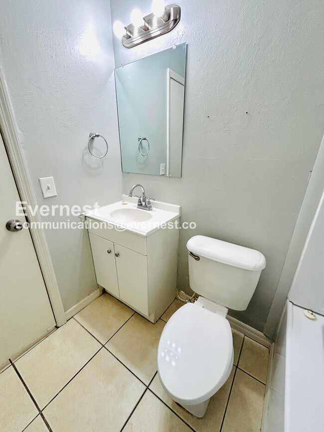 Building Photo - 3019 W Meadow St