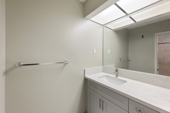 Building Photo - 6716 Clybourn Ave