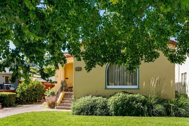 Building Photo - 818 Collier Dr