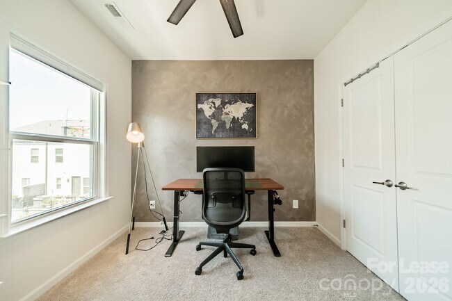 Building Photo - 4040 Hidden Oaks Dr