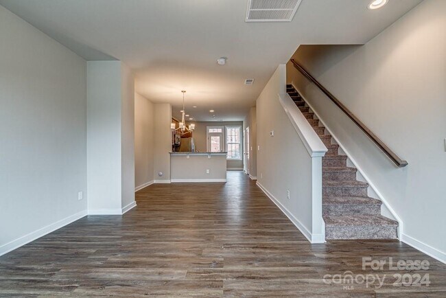 Building Photo - 2209 Silver Cres Dr