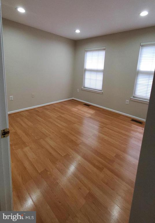 Building Photo - 101 Treymore Ct