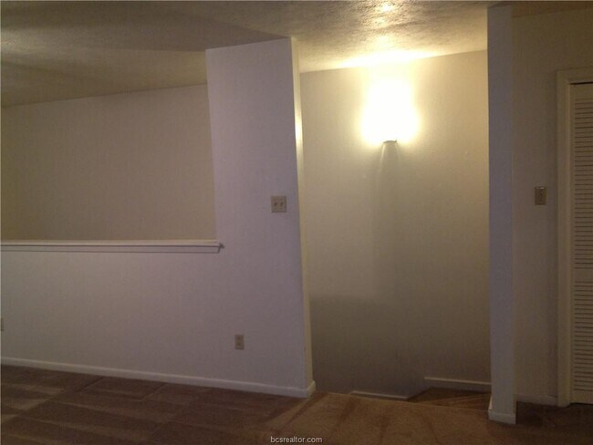 Building Photo - 906 Spring Loop