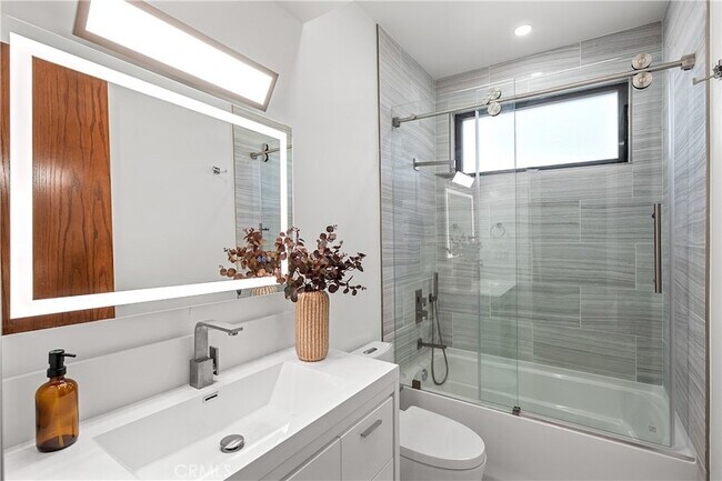 Building Photo - 14519 Greenleaf St