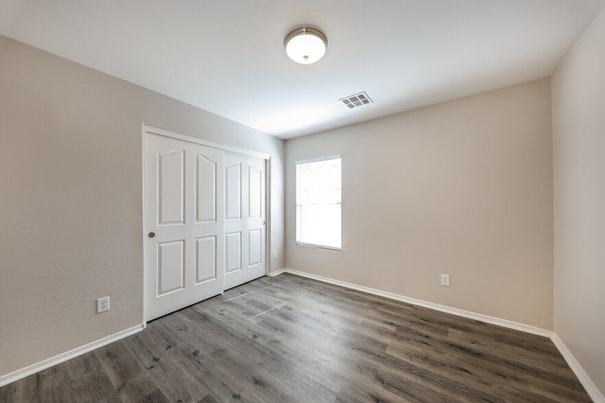 Building Photo - 1018 S 166th Dr