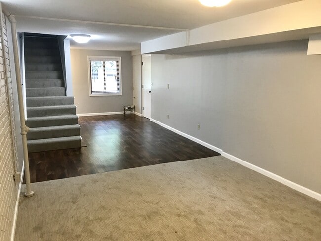 Building Photo - Robbinsdale's 3-Bedroom Home with Walk-Out Deck!