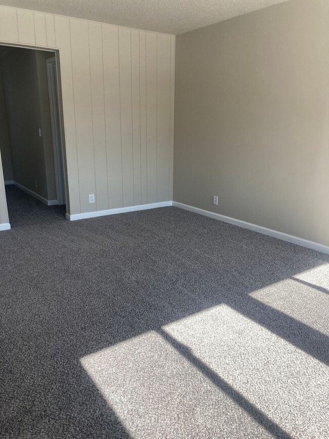 Building Photo - Newly updated 2 bedroom 1 bathroom home