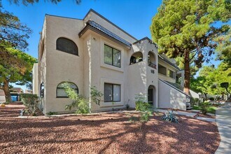 Building Photo - Beautifully Updated 2BR/2BA Downstairs Con...