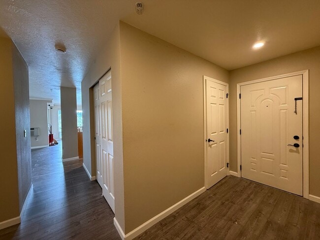 Building Photo - Beautiful 2 Bed 2 Bath Condo Near Sacred H...