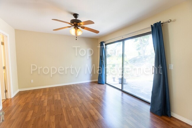 Building Photo - Beautiful 2 bed, 2.5 bath, 1373 sqft Townh...