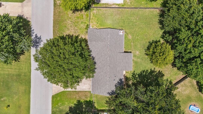 Building Photo - Spacious Single Story 4 Room Home + Sunroo...