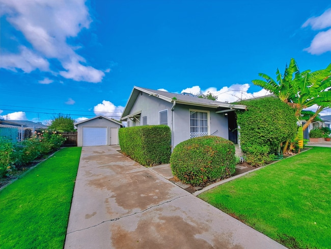 Building Photo - Single-Level 2BR Apartment with Garage in Fresno!