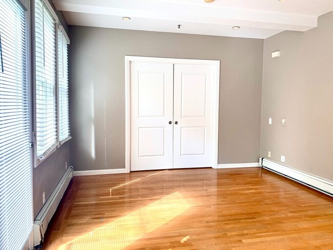 Building Photo - 2720 Sacramento St