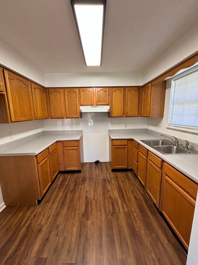Building Photo - Freshly Renovated Cottage!