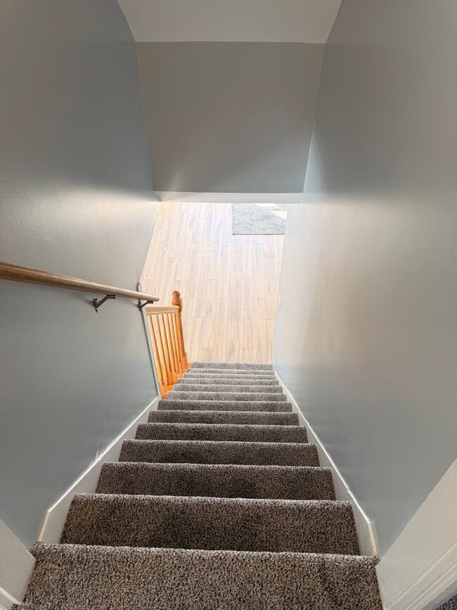 Building Photo - (2) bedroom Single Family Home with Open Layout, Close to Beaches and Lake!