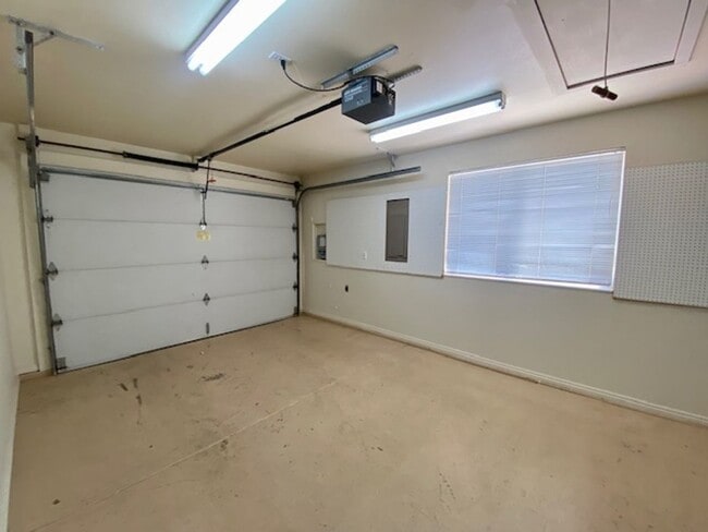 Building Photo - SPACIOUS HOME FOR RENT!