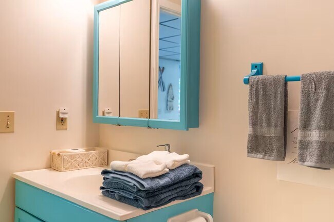 Building Photo - 1006 Newton St