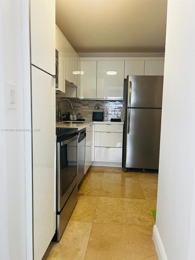 Building Photo - 5555 Collins Ave