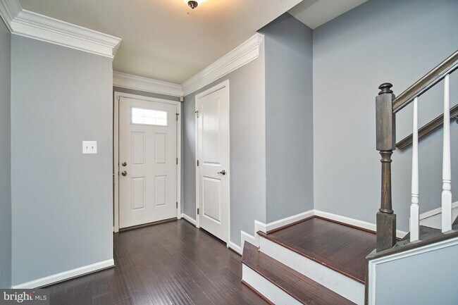 Entryway - 8126 S Channel Dr