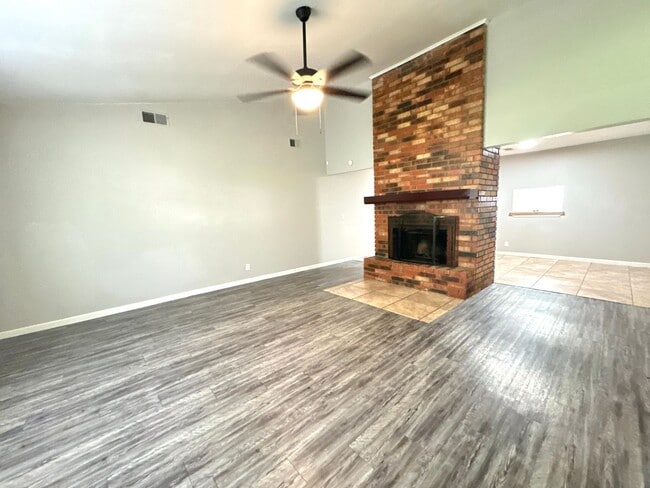 Building Photo - 3 bedroom 2 bathroom Duplex!