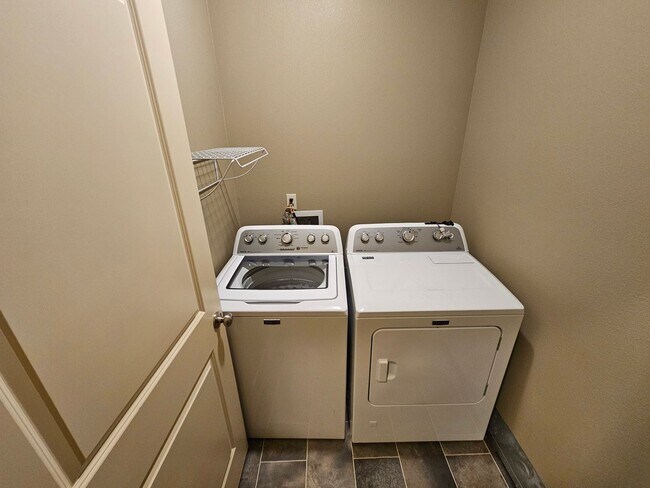 Building Photo - 713 Park Ln