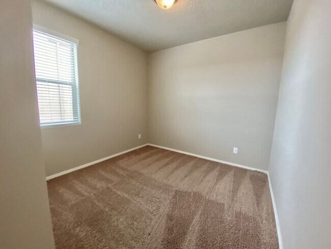 Building Photo - Spacious 3 Bedroom Home in Rio Rancho | Refrigerated Air | Large Backyard | Near Hwy 550 & 528