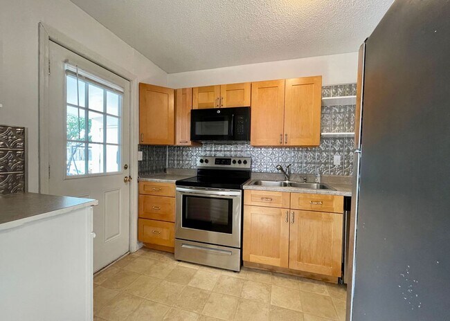 Building Photo - Available 7/1. 2 BR/2 BA in a FANTASTIC Lo...