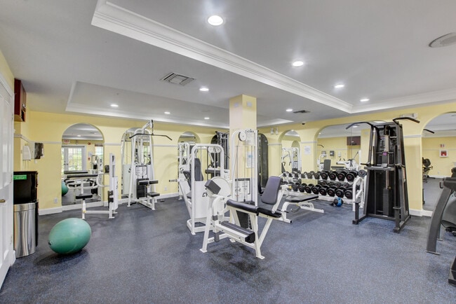 Building Photo - 630 S Sapodilla Ave