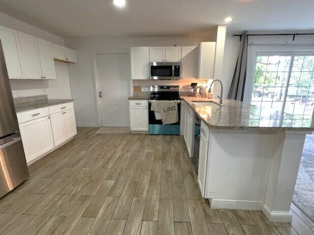 Building Photo - 9148 Oakwood Dr