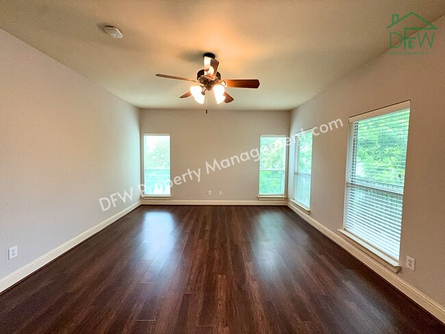 Building Photo - Elegant and Spacious 2-Bedroom Townhome with Rooftop View in Dallas
