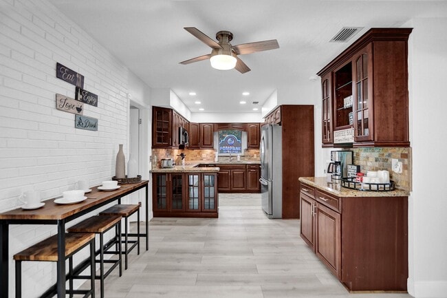 Building Photo - 470 SE 4th Ct