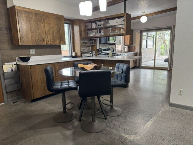 Building Photo - Fantastic location just steps from the Deschutes River and 1st St Rapids Park