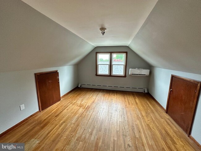 Building Photo - 320 Barclay Ave