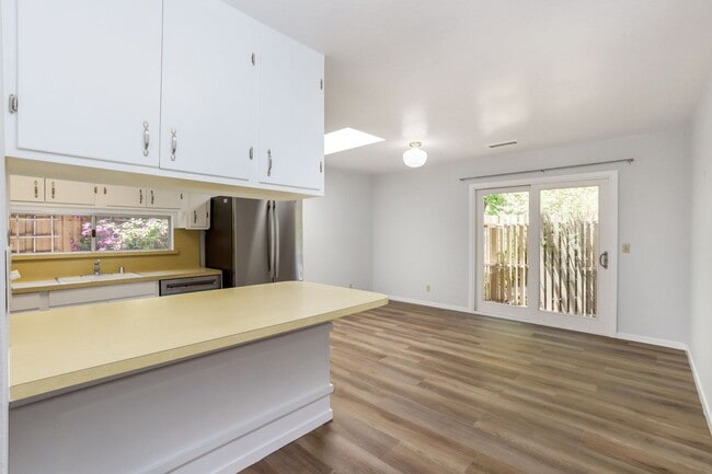 Building Photo - 4 Bed / 2 Bath Welcoming Midtown Palo Alto...