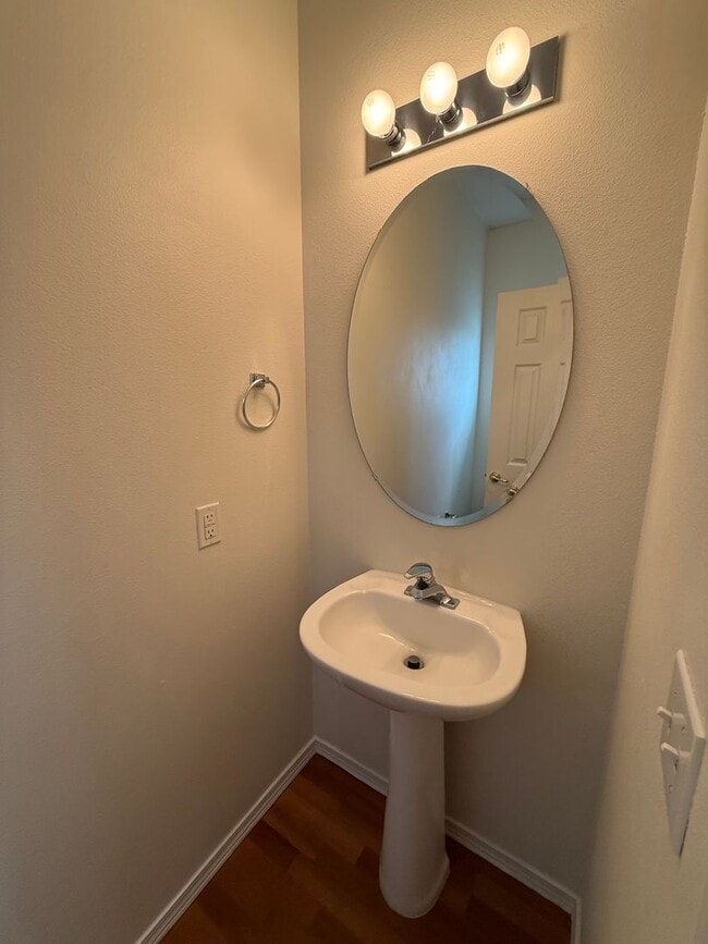 Building Photo - 4 Bed 3 Bath Gated Townhome Near Maplewood Golf