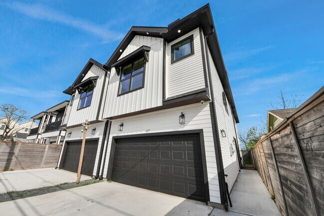 Building Photo - 127 E 38th St