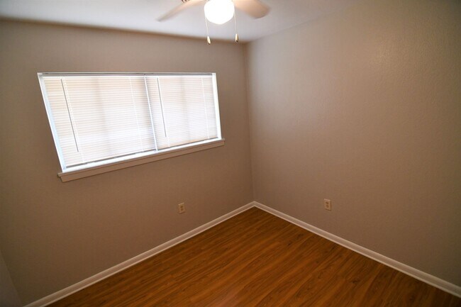 Building Photo - Newly Renovated!  3 bedroom, 1 bath home off Baker Blvd with easy access to Plank