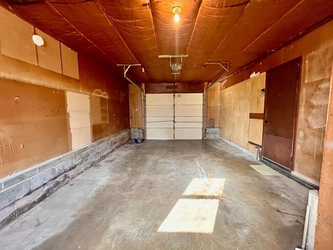 Building Photo - 3 Bedroom Ephrata Home with Garage!