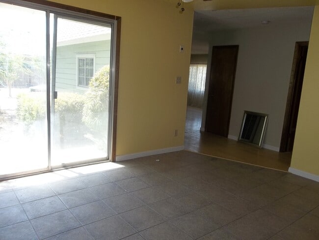 Building Photo - Country Home!!