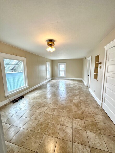 Light and bright living room - 1521 Boyd Ave