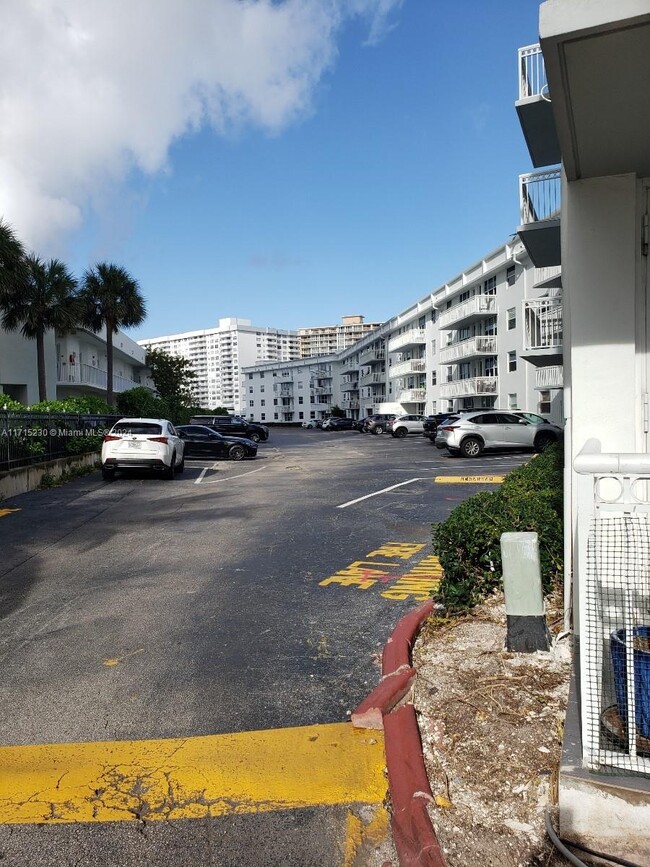 Building Photo - 1913 S Ocean Dr