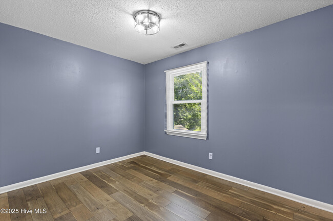 Building Photo - 106 King George Ct