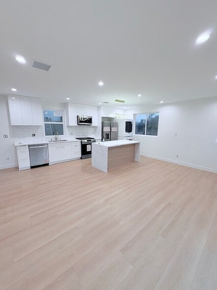 Primary Photo - 8315 Kittyhawk Ave