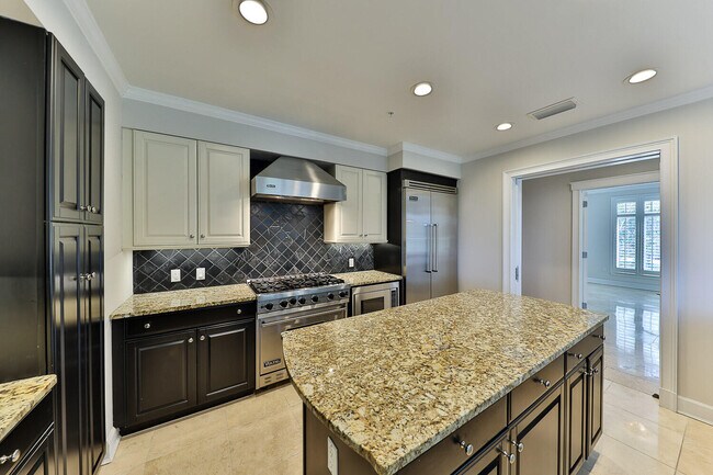 Building Photo - 404 Kelly Plantation Dr