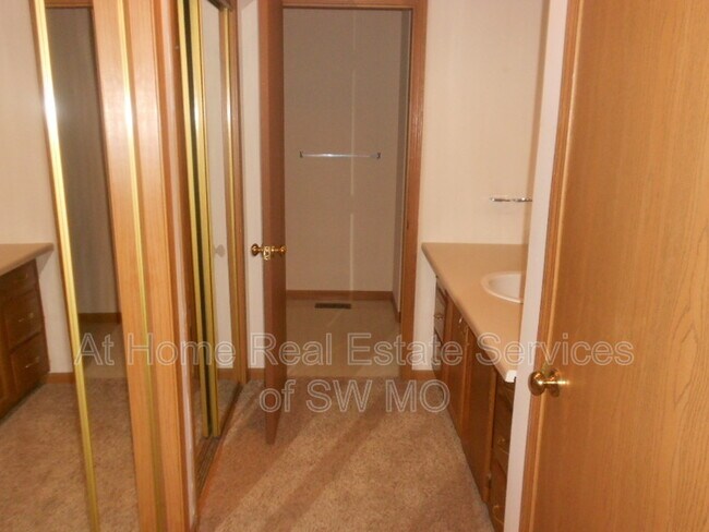 Building Photo - 807 Foxx Dr