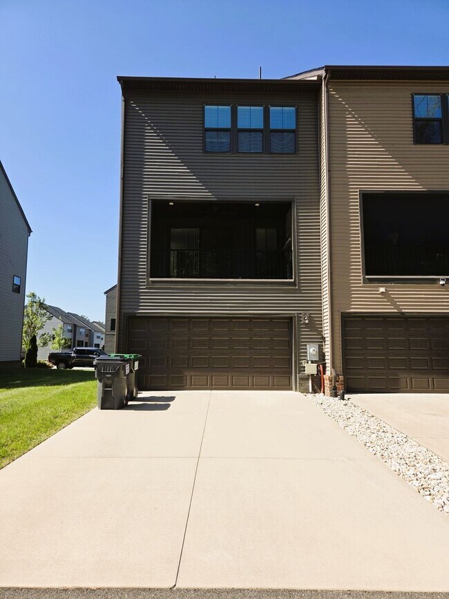 Building Photo - 2209 Cantina Ln