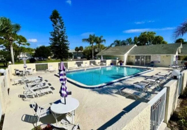 Building Photo - 10 SE Village Green Dr