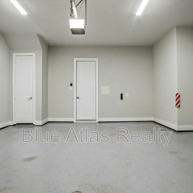 Building Photo - 728 N Plano Rd